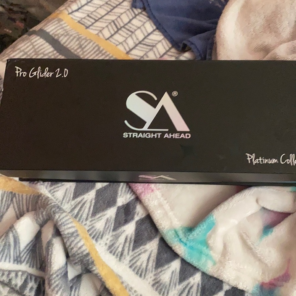 Styling comb that massages the scalp, der Ahmed, straightens and curls hair